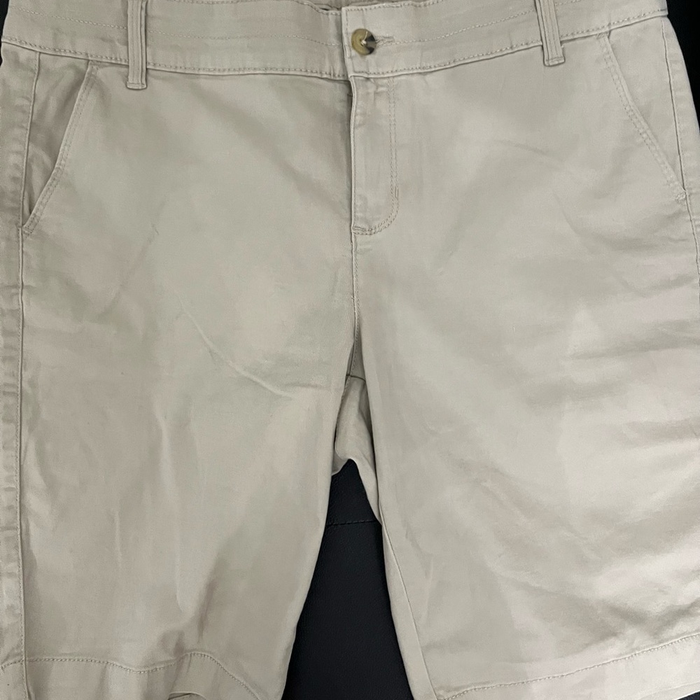 Juniors Arizona Jeans co khaki Bermuda. New with tags